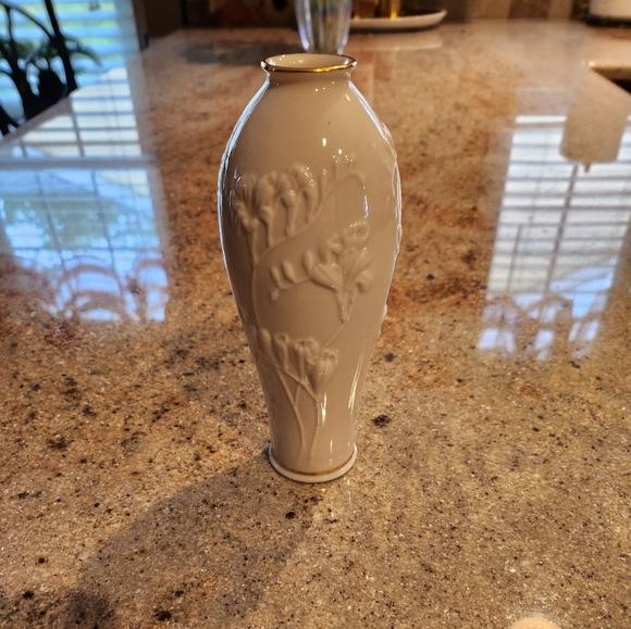 🌻LENOX🌻 Bud Vase🌻 - Picture 1 of 4